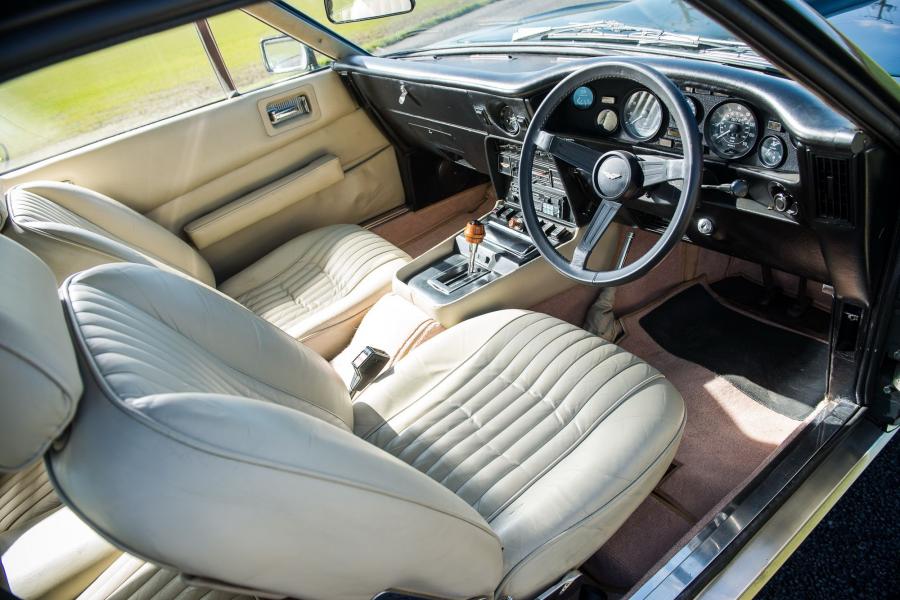 Интерьер Aston Martin V8 (Series III) 1973 года  (UK) (фото 5 из 6)